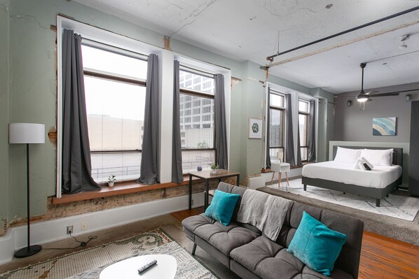 Smart TV - Cozy Loft Walk to UAB + In Heart of Downtown Bham (Birmingham)