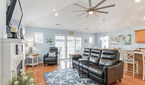 Walk to beach with Great Downtown access!