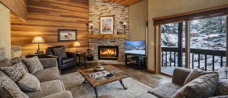 Smart-TV, peis, DVD-spiller og stereoanlegg