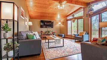 スマートテレビ、暖炉、テーブルサッカー台、卓球台