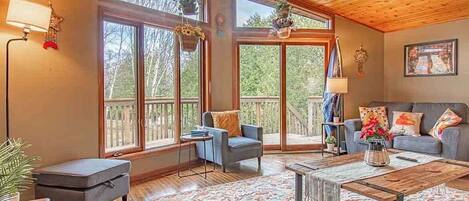 Smart-tv, een open haard, tafelvoetbal en een tafeltennistafel