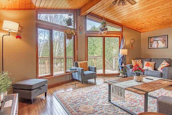 Smart TV, fireplace, foosball, table tennis - Spring Hill Lodge - Three Bedroom Cottage, Sleeps 8 (McKellar)