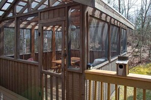 Outdoor dining - Spring Hill Lodge - Three Bedroom Cottage, Sleeps 8 (McKellar)