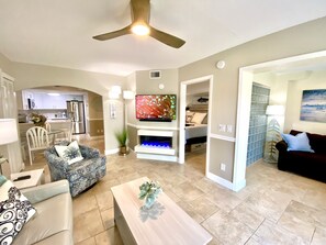 Smart-TV, Kamin, Bücher, Musikbibliothek