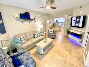 Smart TV, chimenea, libros y biblioteca musical 
