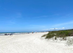 Na praia, espreguiçadeiras, toalhas de praia 