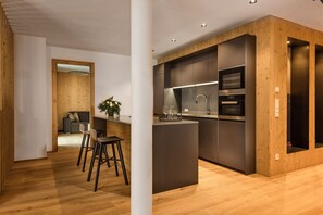 Kühlschrank, Mikrowelle, Ofen, Geschirrspüler