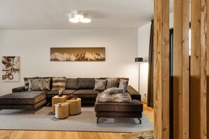 Una televisión, una chimenea