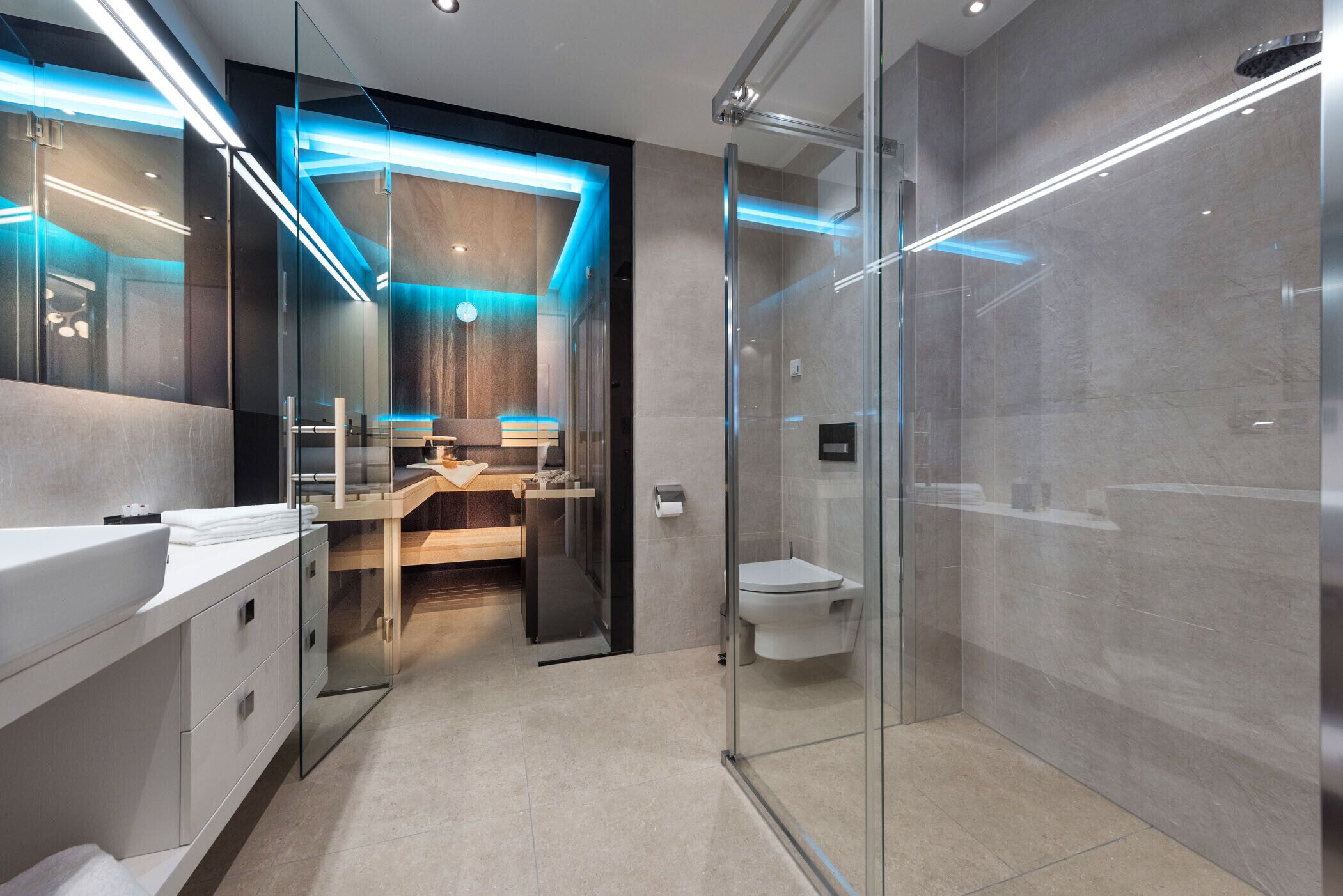 Een douche, een haardroger, handdoeken