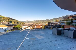 Outdoor dining - Chalet Diamond T13 luxury apartment located in the heart of Kirchberg (Kirchberg in Tirol)