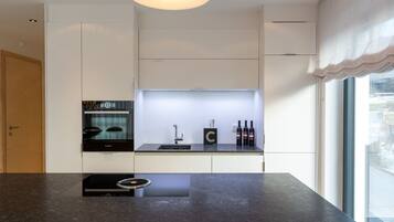 Fridge, oven, dishwasher, coffee/tea maker