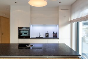 Kühlschrank, Ofen, Geschirrspüler, Wasserkocher mit Kaffee-/Teezubehör