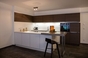 Réfrigérateur, four, lave-vaisselle, cafetière/bouilloire