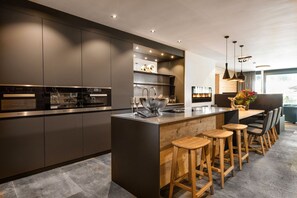 Kühlschrank, Ofen, Geschirrspüler, Wasserkocher mit Kaffee-/Teezubehör