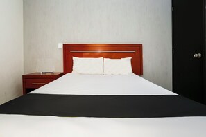 Eenvoudige eenpersoonskamer | Donzen dekbedden, Select Comfort-bedden, een kluis op de kamer