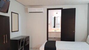Eenvoudige tweepersoonskamer | Donsdekens, Select Comfort-bedden, een kluis op de kamer