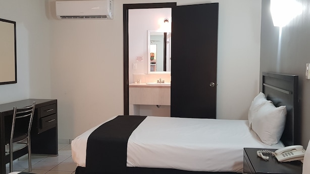 Eenvoudige tweepersoonskamer | Donsdekens, Select Comfort-bedden, een kluis op de kamer