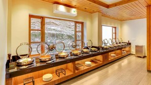 Restaurant - Club Mahindra Janjehli Resort (Thunag)