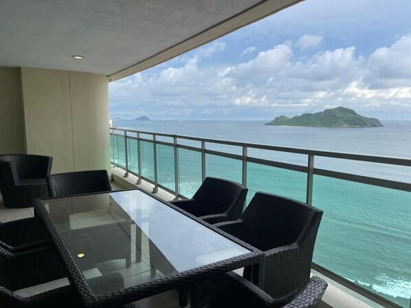 Outdoor dining - Gavias Golden Shore (Mazatlán)