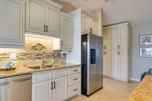 Fridge, microwave, stovetop, dishwasher