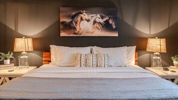 3 habitaciones, escritorio y tabla de planchar con plancha