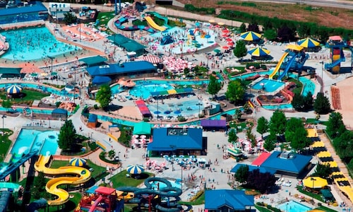 Hot Tub, Fire Pit, Game Room! Steps to Park, 4 TVs, TopGolf Discount