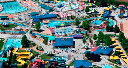 Hot Tub, Fire Pit, Game Room! Steps to Park, 4 TVs, TopGolf Discount