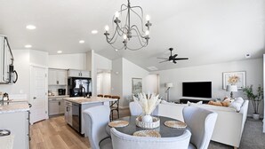 Smart TV, video games, stereo, offices - Hot Tub, Fire Pit, Game Room! Steps to Park, 4 TVs, TopGolf Discount, Mini Split Comfort (Meridian)