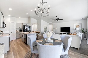 Smart TV, video games, offices, printers - Hot Tub, Fire Pit, Game Room! Steps to Park, 4 TVs, TopGolf Discount, Mini Split Comfort (Meridian)
