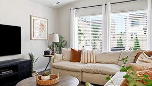 Smart TV, video games, stereo, offices - Hot Tub, Fire Pit, Game Room! Steps to Park, 4 TVs, TopGolf Discount, Mini Split Comfort (Meridian)