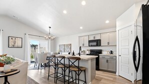 Coffee/tea maker, fridge, microwave, oven - Hot Tub, Fire Pit, Game Room! Steps to Park, 4 TVs, TopGolf Discount, Mini Split Comfort (Meridian)