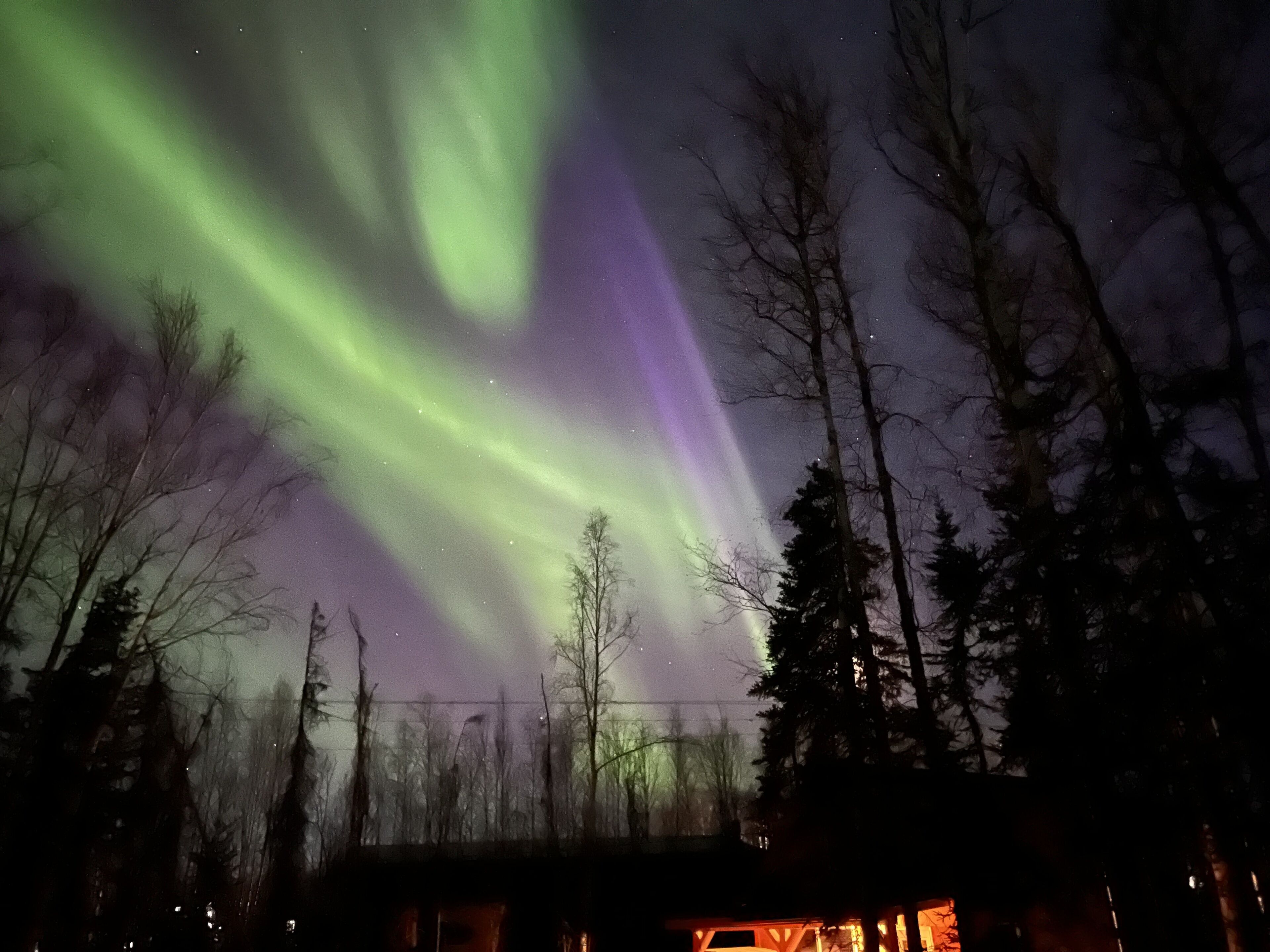 Une cabane avec vue sur les aurores boréales.
