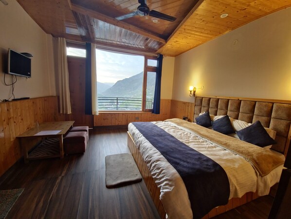 Premium bedding, individually furnished, iron/ironing board, free WiFi