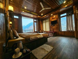 Premium-Doppelzimmer, Balkon, Talblick | Hochwertige Bettwaren, individuell eingerichtet, Bügeleisen/Bügelbrett