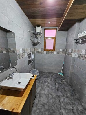 Dusche, Regendusche, kostenlose Toilettenartikel, Hausschuhe