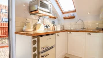 Fridge, cookware/dishes/utensils