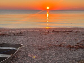 En la playa y camastros