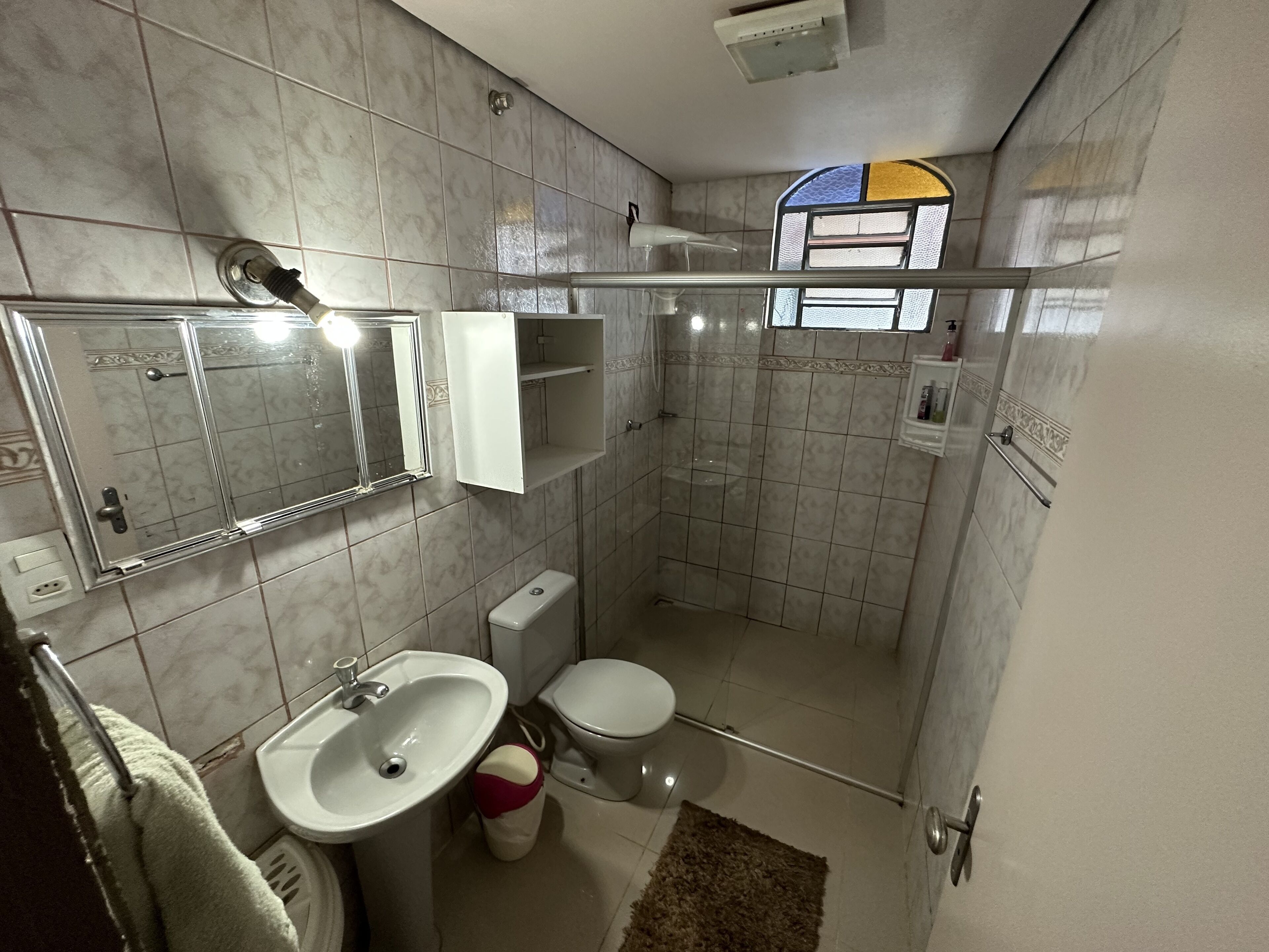 Une salle de bain avec un lavabo, des toilettes et une douche.