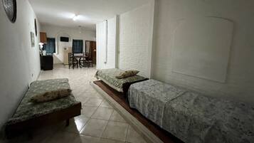 1 habitación, decoración personalizada y muebles diferentes