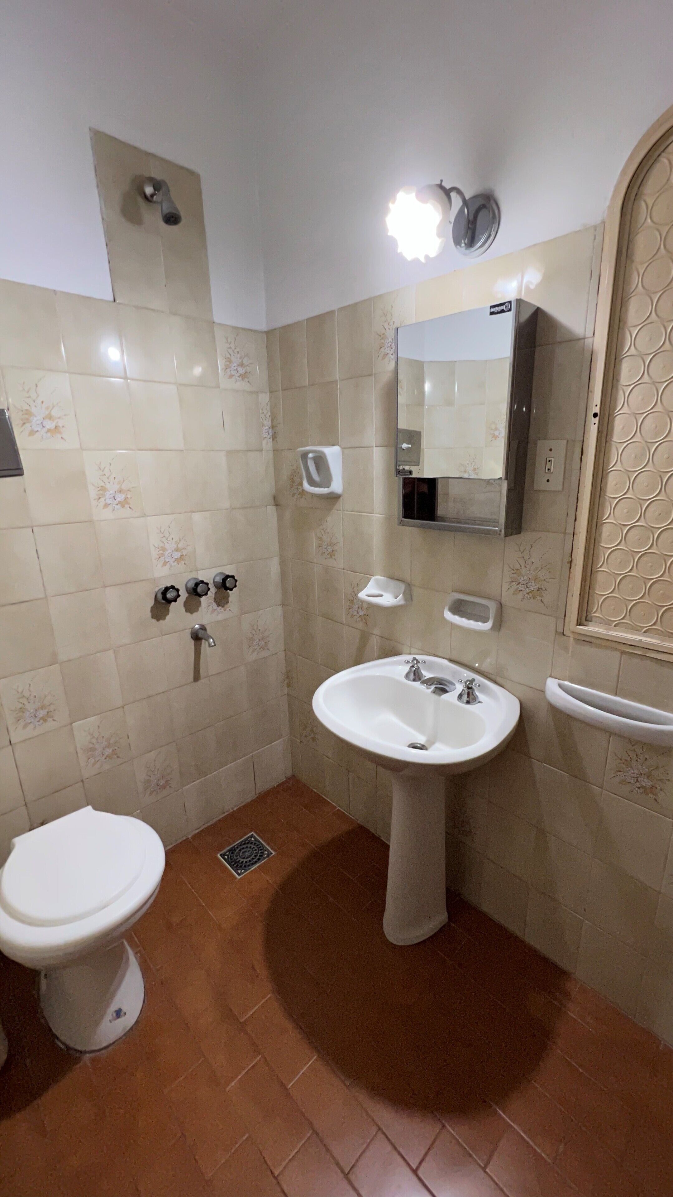 Ein Badezimmer mit Toilette, Waschbecken und Dusche.