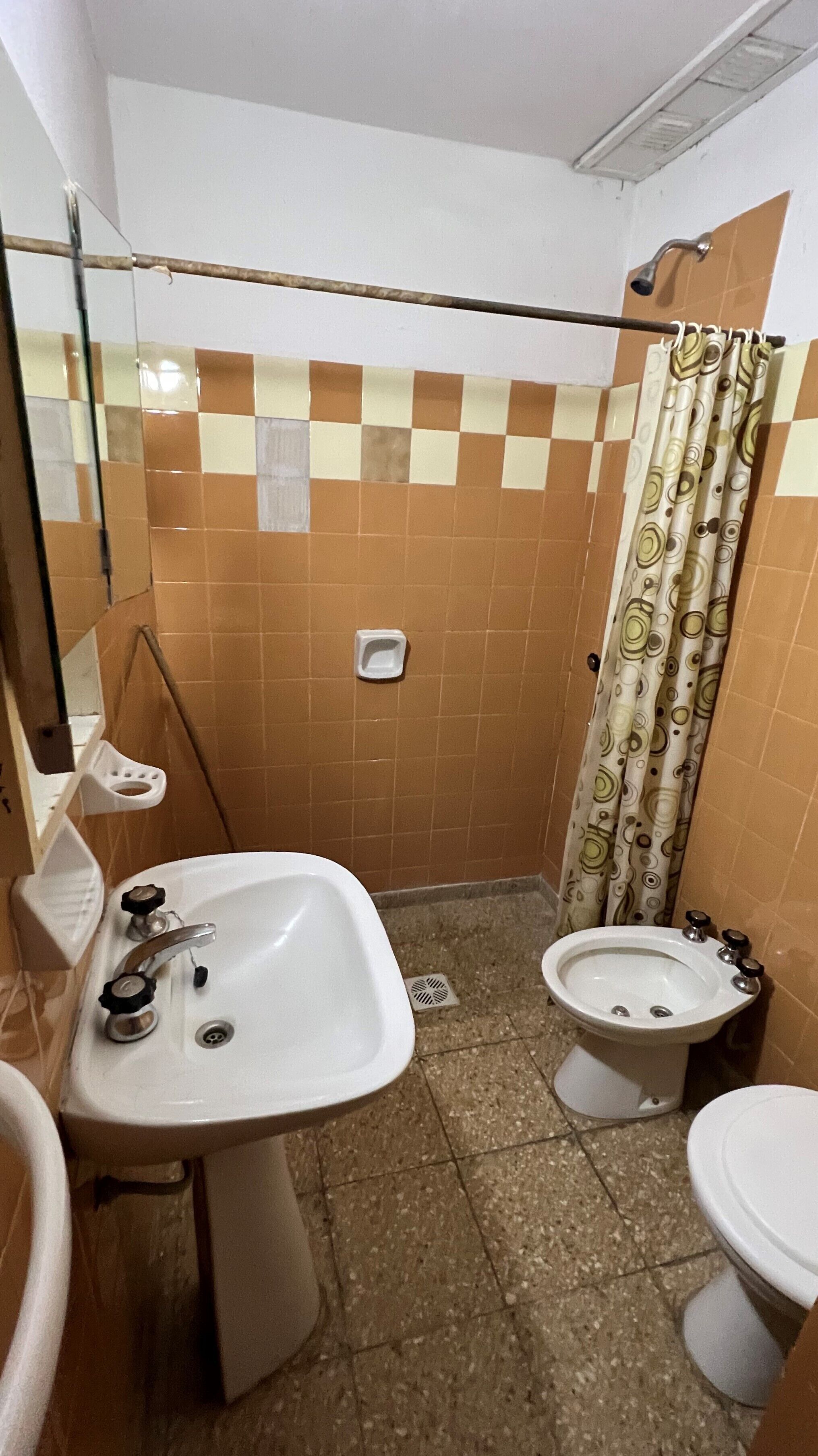 Buồng tắm vòi sen, vòi sen phun mưa, chậu vệ sinh/vòi rửa, khăn tắm 