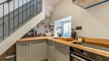 Cottage | Privékeuken | Een koelkast, een microgolfoven, een oven, een kookplaat