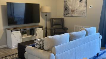 Smart TV, reproductor de DVD, libros y videoteca