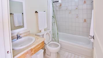 Lägenhet Standard | Badrum | Badkar/dusch, handdukar, tvål och toalettpapper
