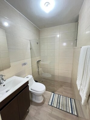 標準單人房 | 浴室 | 淋浴/浴缸二合一、坐浴桶、毛巾、肥皂