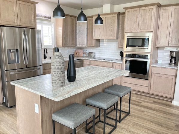 Fridge, microwave, oven, stovetop - Brand new luxury townhome in the heart of Ruidoso! (Ruidoso)