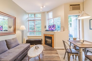 Huoneisto, 1 keskisuuri parisänky ja vuodesohva, parveke, näköala uima-altaalle | Oleskelualue | Televisio, takka