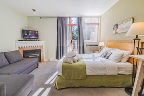 Apartment, 1 King-Bett und Schlafsofa, Balkon, Bergblick | 1 Schlafzimmer, individuell dekoriert, individuell eingerichtet