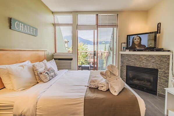 Apartment, 1 Queen-Bett, Balkon, Bergblick | 1 Schlafzimmer, individuell dekoriert, individuell eingerichtet