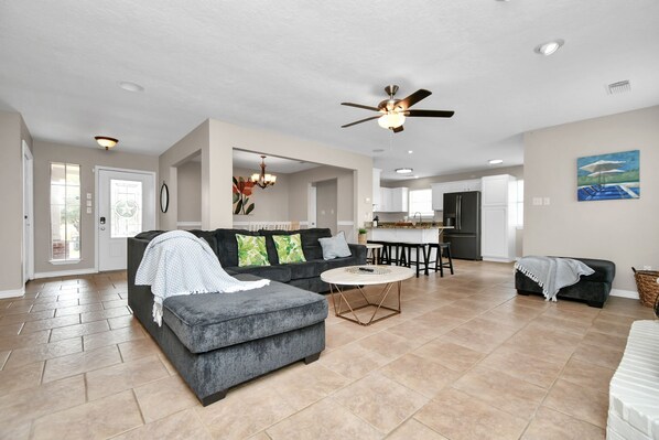 Smart TV, fireplace - Family Get Away-Lake Conroe Pool & Big Yard With King Bed (Willis)